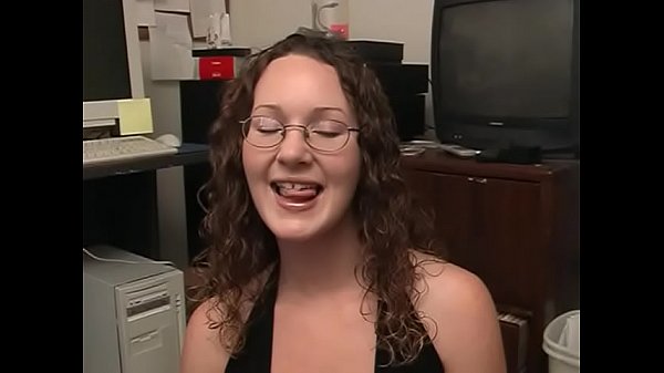 Pasante le hace una mamada a un colega en el escritorio