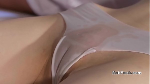Une brune aux petits seins se fait éjaculer par un masseur