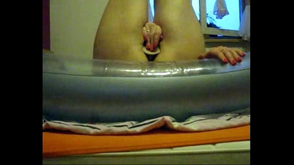 Sophie im grünen Bikini beim Dildospielen auf einer Strandmatte – von freecamsmart.com