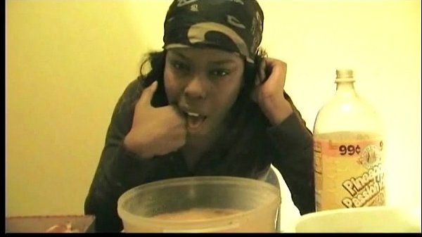 Sexy Mädchen kotzt, kotzt, würgt und kotzt