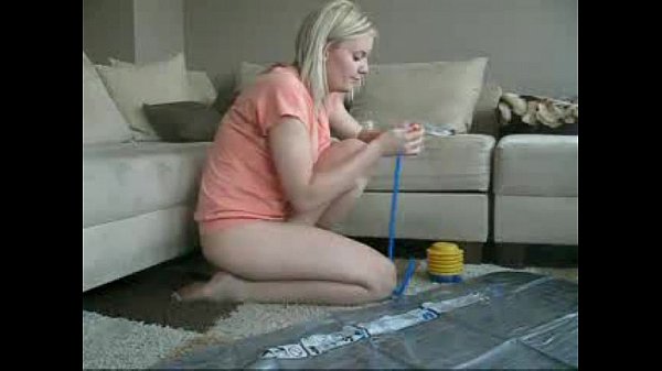 Sophie bläst zu Hause ihre Strandmatte auf und spielt dann mit ihrer Muschi