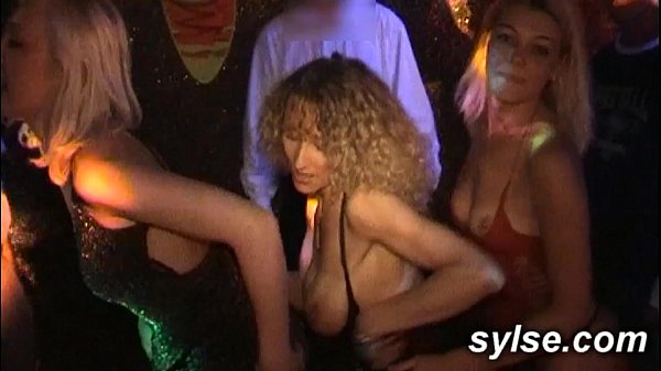 MILF und Teenager: Dildo im Auto und Gangbang-Orgie im Club