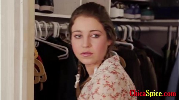 La nipote di mia moglie indossa una maglietta dei miei vestiti più vicini e rimane nuda d. nella stanza