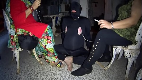 La padrona Makali usa il posacenere