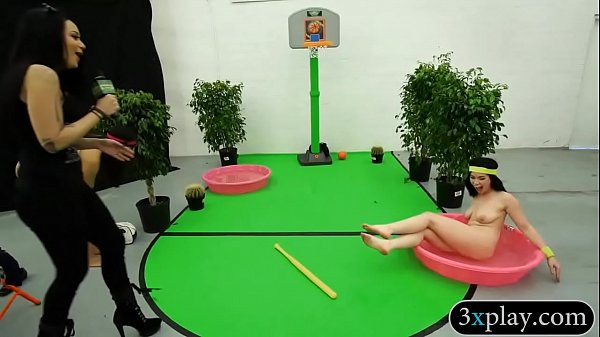 Un tizio scopa le ragazze dall'ultimo piano mentre è bendato