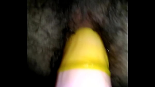 Il culo peloso divora il dildo