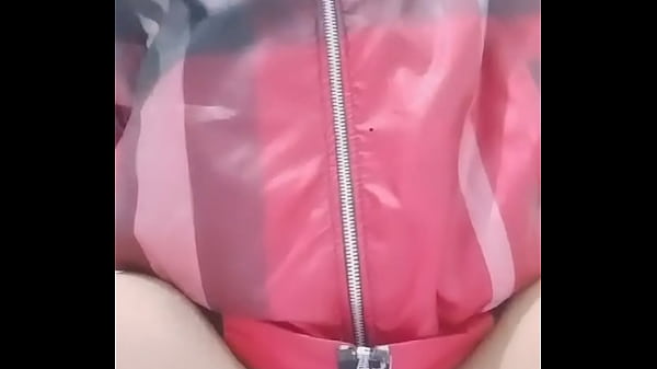 Vietnamesisches Mädchen masturbiert mit Gurke