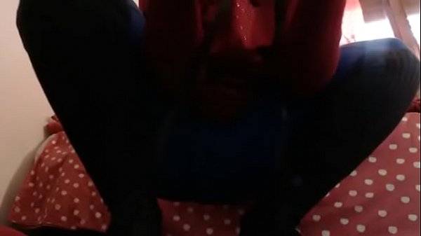 Das komplette Video über die Zerstörung der Geschenke Ihrer Ex-Freundin des höchst blasphemischen Italieners