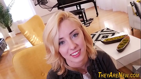 La giovane ragazza impertinente si diverte