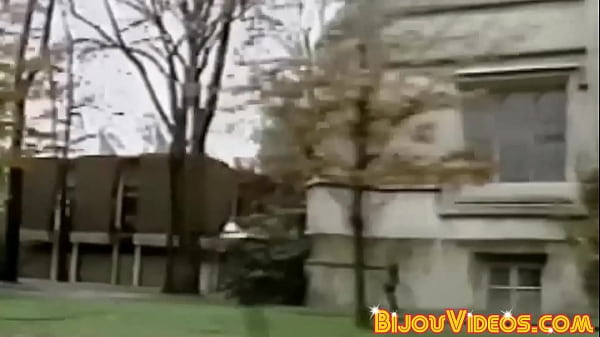 i ragazzi fanno una festa di pompini nel dormitorio