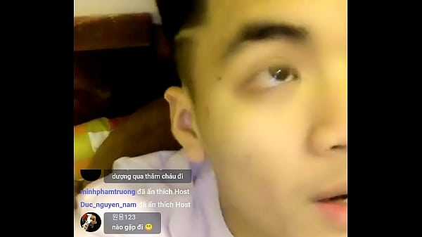 Con trai trong nước vuốt ve vòi nước 18cm và nhìn thấy mặt xanh