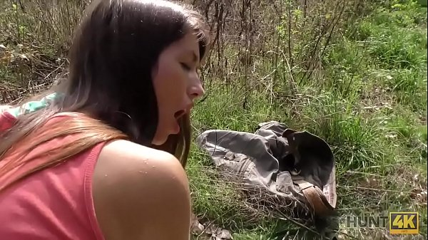 CACCIA4K. Cash prepara la bella ragazza per un pompino e un anal in un parco