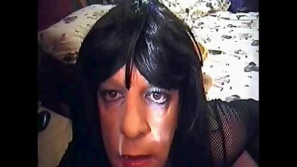 Bisexuelle Sissy-Crossdressing-Schwuchtel erzählt dir und zeigt dir, wie sehr er den Geschmack von Pisse liebt und die Art und Weise, wie er sie nimmt, für manche abstoßend ist