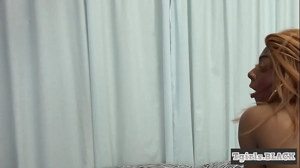 Solo-Schönheit aus Ebenholz befummelt ihren Schwanz