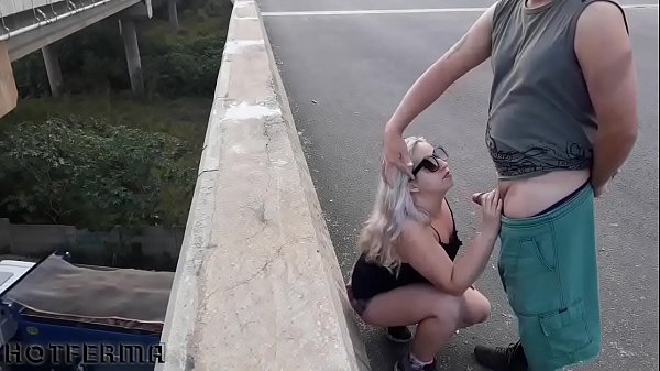 Bionda sposata che succhia un'amica sul ponte dell'autostrada