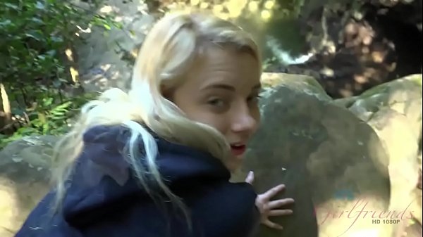 Thiếu niên tóc vàng được fuck và hút cặc trong một forest (Riley Star)