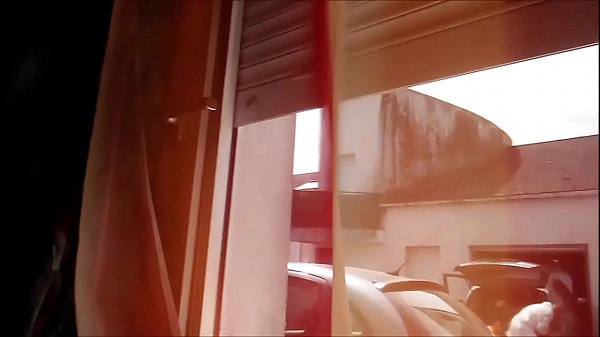 Mi masturbo mentre guardo di nascosto il mio vicino