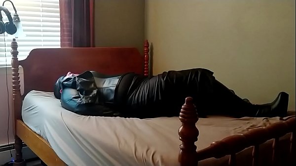 Travestito legato, imbavagliato e che lotta