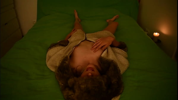 Joven amateur masturbándose y gimiendo en la cama con abrigo de piel