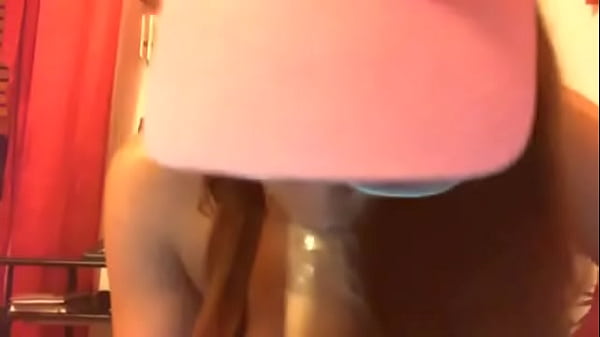 Tua sorella ha un cappello che le hai regalato e vuole mostrarti come le sta