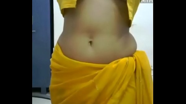 Fille indienne sexy dansant des mouvements érotiques seins nus et un spectacle de seins en sari {myhotporn.com}