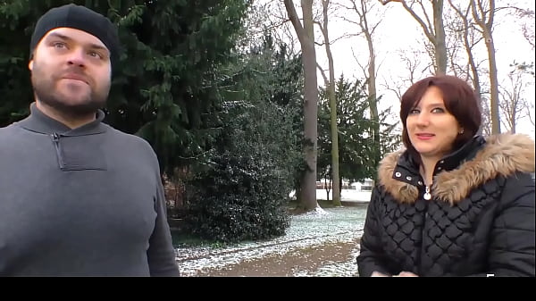 DEUTSCHLAND REPORT - Un amateur au cul rond fait une pipe à un inconnu