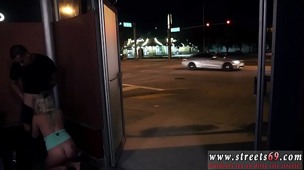 Domination féminine bisexuelle Valerie White est peut-être une jolie petite blonde