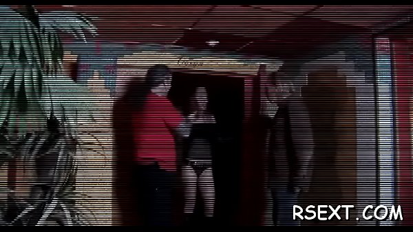 Une pute chaude avec de petits seins se fait défoncer la chatte taillée