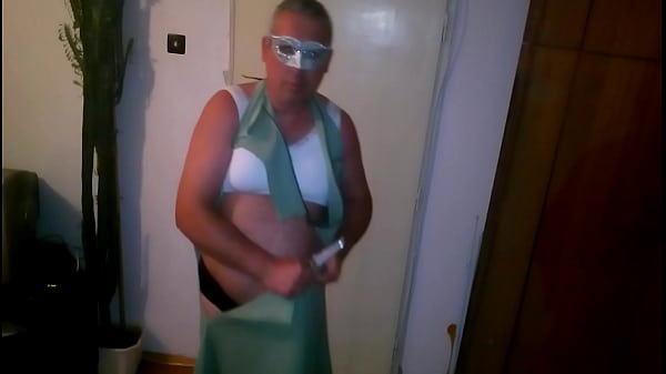 vestito verde strappato distrutto