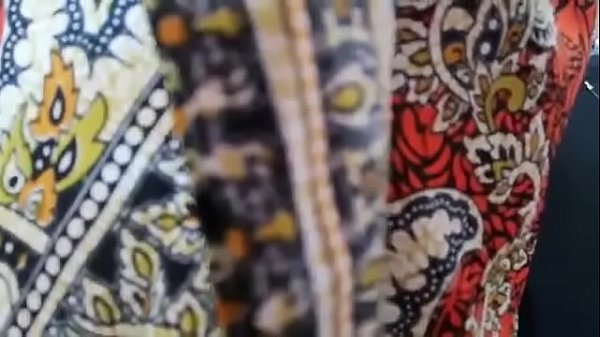 Vous accompagnez votre m. aller dans un magasin et l'espionner en changeant les vêtements, ce garçon pervers que tu es