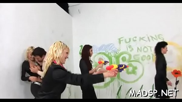 在奢华的女同性恋性爱派对上多汁的阴部盛宴