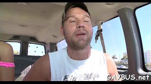 Traboccante di sborrate sazie durante una sexy scopata gay