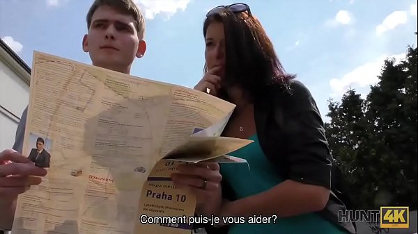 Attraktives junges Mädchen zeigt sich