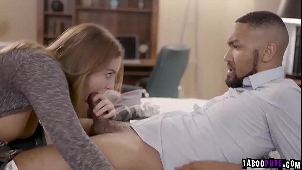 Natasha avale l'énorme bite de Mickey Mods !