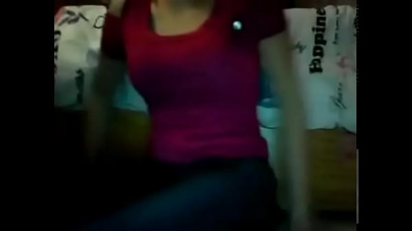 ragazza timida che mostra le tette