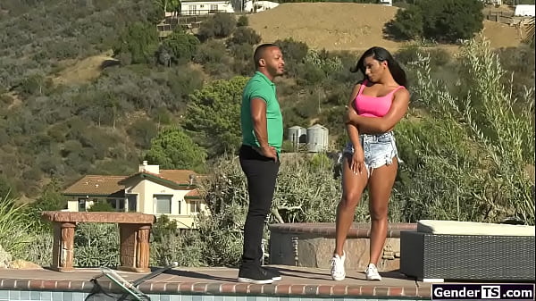 La jeune tgirl Joss Amore se fait sodomiser par son voisin.