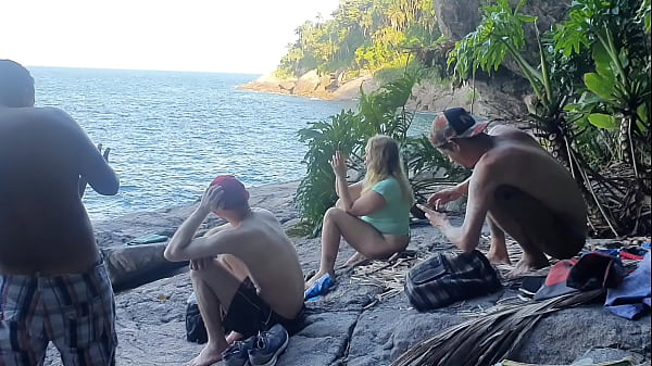 Attori sorpresi sulla spiaggia per nudisti!!! Paty Bumbum - Melissa Alecxander - Alex Lima - Taissa Winkler - Russo Porn - Bruxo Fire