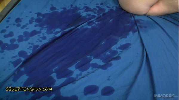 Doppelter Creampie-Squirting-Dreier - Die britische Rimming-Queen Honor May explodiert in ihrer Muschi!