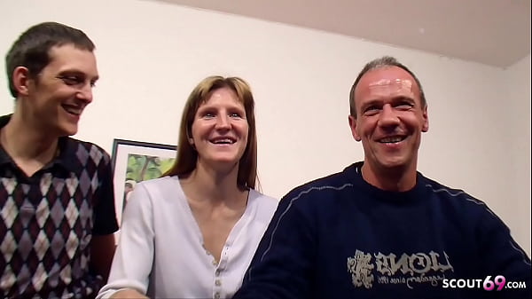 Cuckold-Ehemann hat einen Dreier mit einer dummen Freundin und einem fremden Deutschen