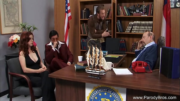 Rothaarige mit großen Titten lässt den Mafia-Boss das Ficken genießen