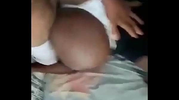 Heißes Mädchen, das auf einem Schwanz stöhnt.