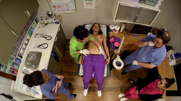 Las estudiantes de enfermería Lenna Lux, Angelica Cruz y Reina practican examinándose mutuamente el primer día de clínicas bajo la atenta mirada del doctor Tampa y la enfermera Lilith Rose @ GirlsGoneGyno La experiencia clínica de las nuevas enfermeras