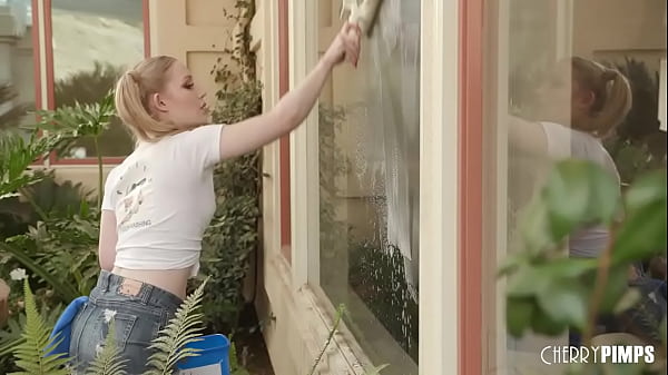 Una sexy teenager bisessuale provoca