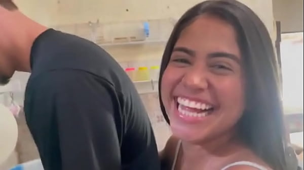 Renan Bolsonaro washes the dishes to eat Cearense at the mans&atilde_o maromba