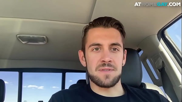 Gut bestückter Hengst wichst Schwanz hinter dem Lenkrad