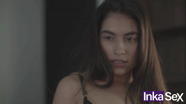 Chica adolescente exótica y juguetona