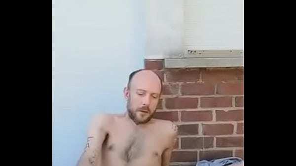 un frocio troia esposto mentre cavalca un dildo