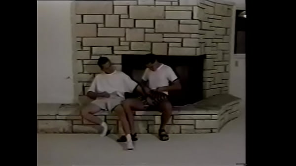 L'agente immobiliare permette ai suoi amici di uscire mentre le cose vanno bene e di usare le case in vendita per divertirsi dopo l'anteprima