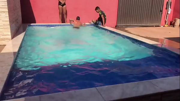 Giovani e giovani che fanno il bagno in piscina alla Casa da PJTX @ Alerquina PJT X @ Renan Martins Pantaneiro