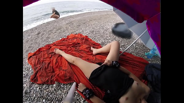 Mostrando mi coño delante de un chico joven en una playa pública y él me ayuda a chorrear - es muy arriesgado - MissCreamy